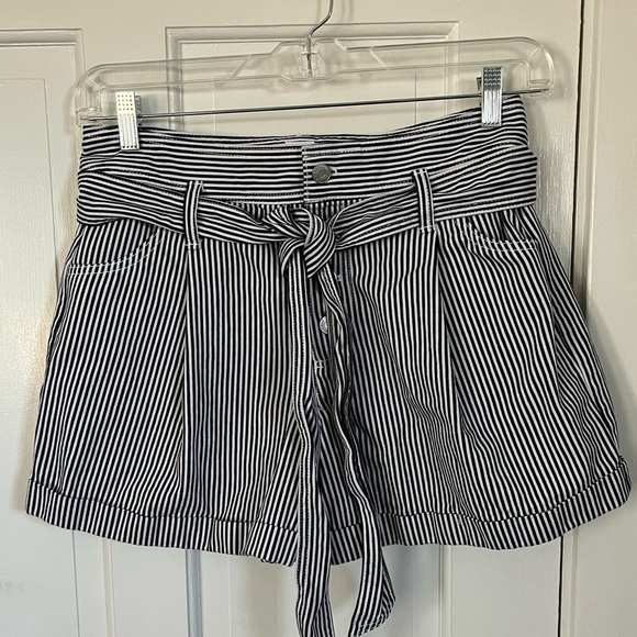 Gap High Rise Pleat Front PinStriped Cuffed Paperbag Shorts Button Fly Size 10 - Picture 4 of 13
